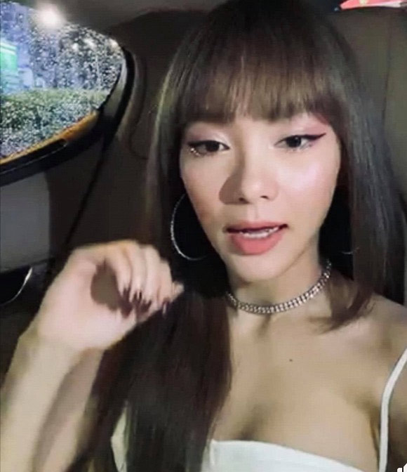 Trong một lần livestream giao lưu với người hâm mộ Minh Hằng lại khiến nhiều người không nhận ra vì trông cô rất giống ca sĩ Thu Thủy.