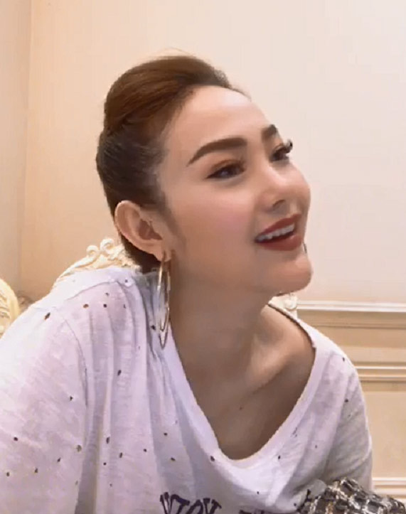 Hình ảnh giọng ca “Một vòng trái đất” xuất hiện trong một livestream năm 2018 khiến nhiều người hoang mang.