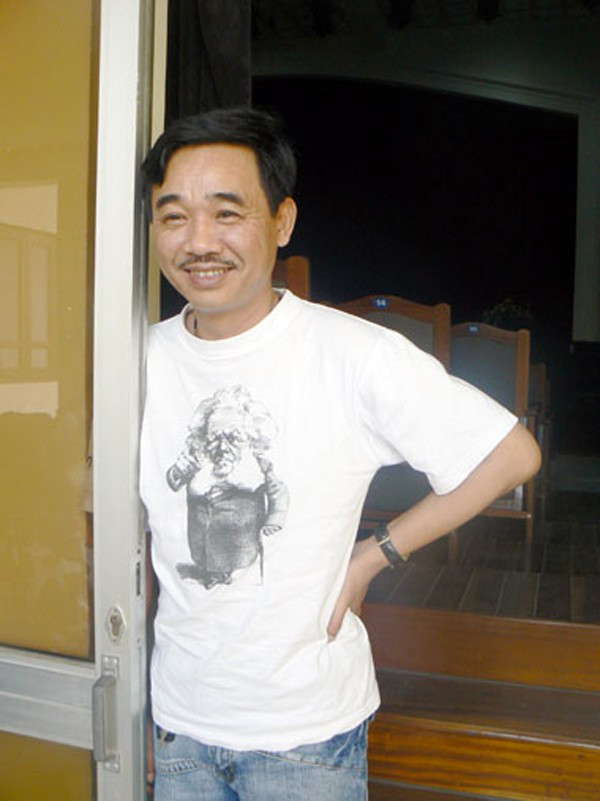 "Nhà có hai chị em, chị gái lớn đã lập gia đình, con cháu trưởng thành nên mẹ già cũng muốn tôi mau chóng yên bề gia thất để bà được bế cháu nội. Đợt trước, bà còn giục, thúc ép nhưng ép mãi chẳng được, dỗ ngược xuôi cũng không xong nên đành… bó tay", Quốc Khánh chia sẻ.