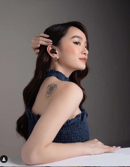 Mỹ nhân họ Nguyễn còn thu hút khi sở hữu vòng một tự nhiên đầy đặn.