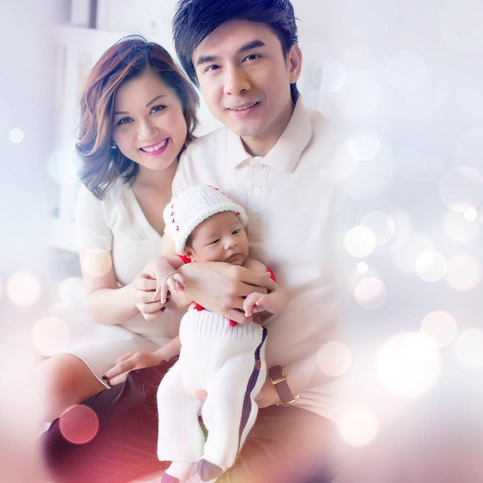 Mới đây, nhân kỷ niệm 8 năm ngày cưới, bà xã Đan Trường chia sẻ hình ảnh cả nhà 3 người cùng dòng cảm xúc: "8 năm rồi hạnh phúc nhất, bình yên nhất là từ khi có cậu nhóc Thiên Từ".