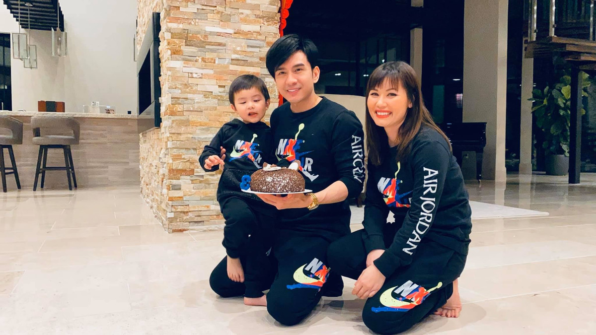 Mỗi dịp về Mỹ thăm tổ ấm nhỏ, giọng ca sinh năm 1976 luôn bù đắp cho vợ con như đưa cả nhà đi chơi, mua quà tặng vợ, trổ tài nấu ăn...