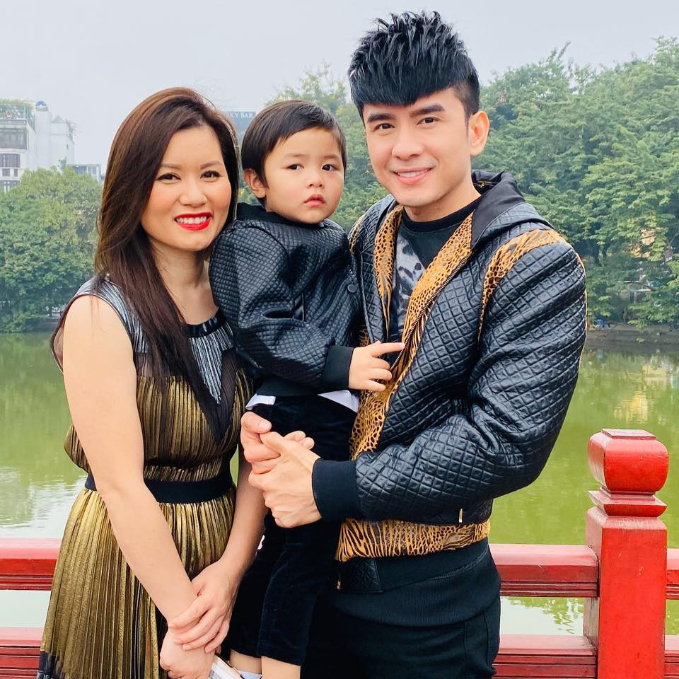 Trên trang cá nhân của mình, giọng ca "Tình khúc vàng" cũng bày tỏ: "8 năm rồi đó cả nhà ơi... nhanh thật. Đan Trường xin cảm ơn những lời chúc tốt đẹp, những tình cảm yêu thương mà cả nhà đã luôn dành cho gia đình nhỏ của Đan Trường".