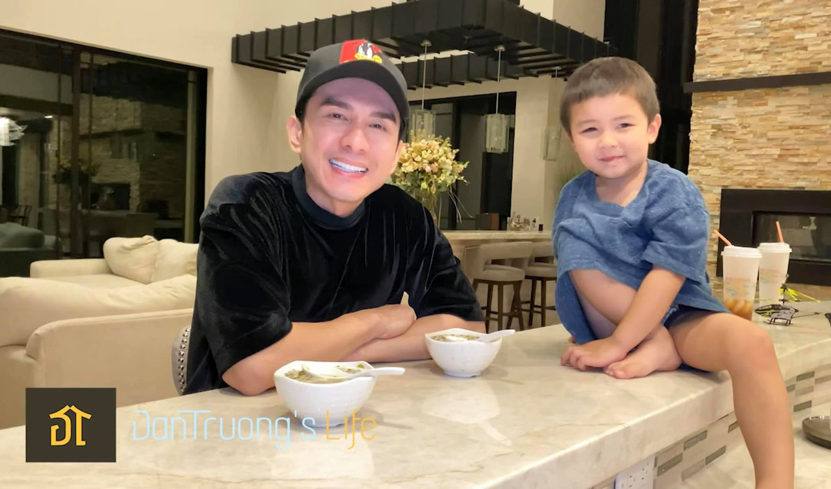 Cuộc sống hạn phúc viên mãn bên cậu con trai kháu khỉnh là bí quyết giúp Đan Trường và vợ Việt kiều ngày càng trẻ ra.