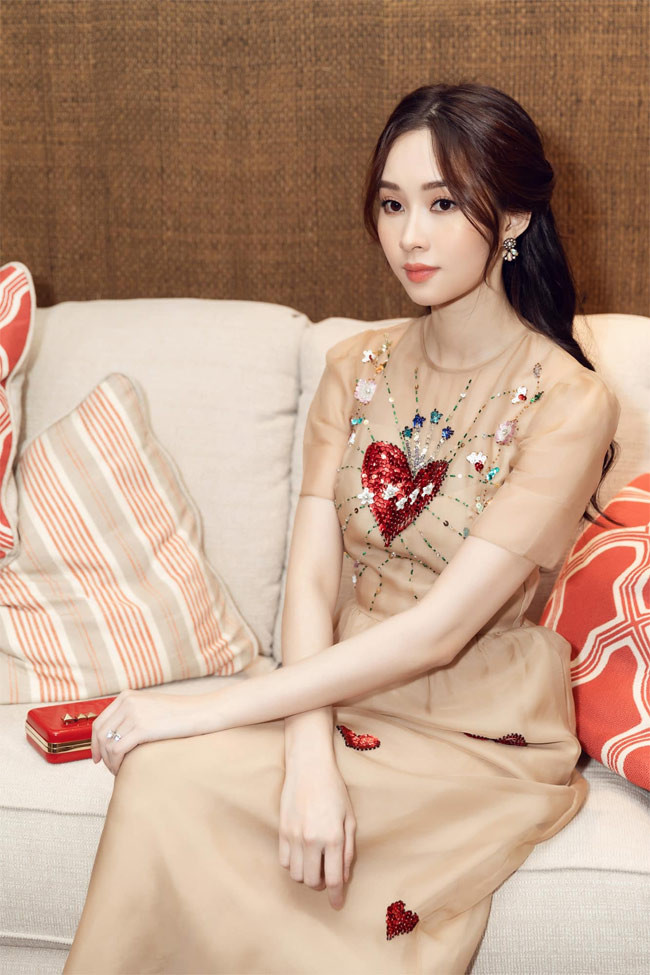 Khi đó, chỉ số hình thể 3 vòng của cô là 83-60-90 với chiều cao 1,73m và nặng 49 kg. Đặng Thu Thảo còn được trao danh hiệu Thí sinh có gương mặt đẹp nhất.