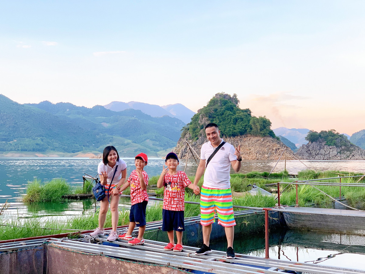 Ông xã của MC Hoàng Linh cũng rất yêu thương và chiều chuộng hai con riêng của vợ.