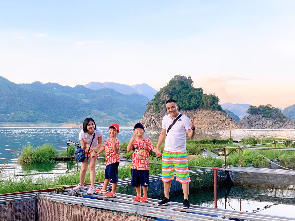 Ông xã của MC Hoàng Linh cũng rất yêu thương và chiều chuộng hai con riêng của vợ.