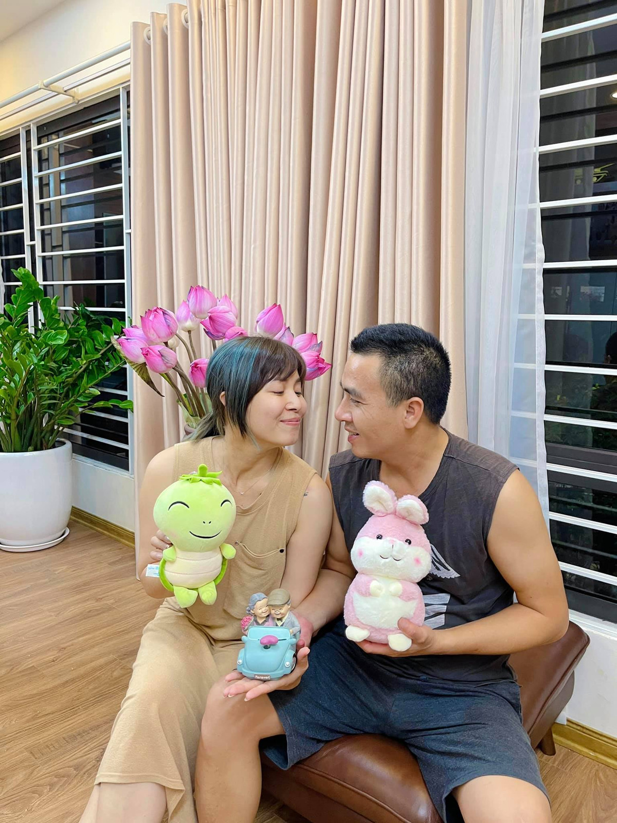 Nữ MC của chương trình "Chúng tôi là chiến sĩ" chia sẻ: "Mỗi năm chồng Linh chỉ đồng ý chụp ảnh cưới 1 lần. Thế là hết “cô ta” của 2021 Linh nhé. Phi vụ ảnh cưới năm nay còn nhanh hơn một cơn gió. Thật mà, chắc chắn không có nhà nào chụp ảnh cưới chưa đến 1 tiếng đồng hồ như nhà Linh đâu. Chúc mừng anh bởi sự phi thường của anh trong 6 năm qua! Chúc mừng em bởi sự...may mắn của em! 6 năm rồi đấy... Linh vẫn quý anh Hùng như ngày nào, yêu thì bớt “rồ dại” đi một xíu vì là nhường chỗ cho thương".