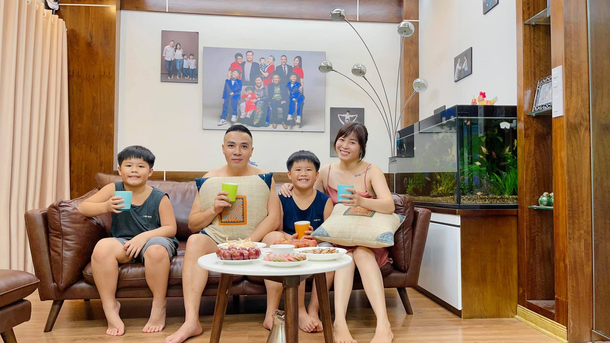 Nhiều năm qua, MC Hoàng Linh đã đón hai con trai về chung sống cùng mẹ và cha dượng sau một thời gian để hai bé cho chồng cũ chăm sóc.