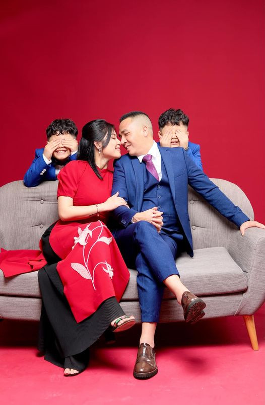 Cô không ngại dành nhiều lời yêu thương cho ông xã. Kết hôn cùng một người chồng tâm lý, cho mình hết mọi thứ nên MC Hoàng Linh quan niệm, trước chồng cô không cần phải "lớn".