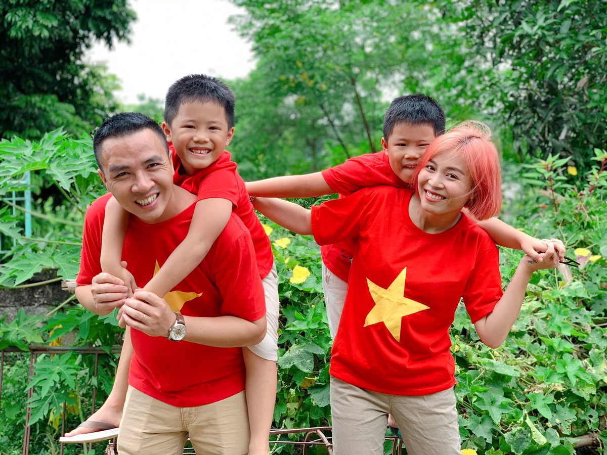 Hai con song sinh của MC Hoàng Linh dành nhiều tình cảm cho cha dượng.