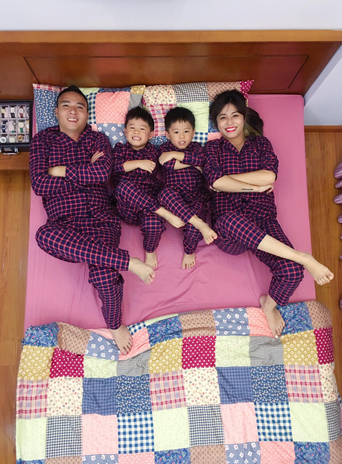 MC Hoàng Linh thường xuyên chia sẻ cuộc sống đời thường an yên và hạnh phúc bên chồng và hai con.