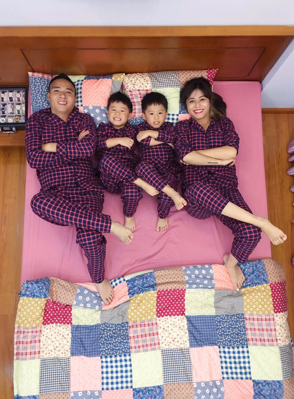 MC Hoàng Linh thường xuyên chia sẻ cuộc sống đời thường an yên và hạnh phúc bên chồng và hai con.