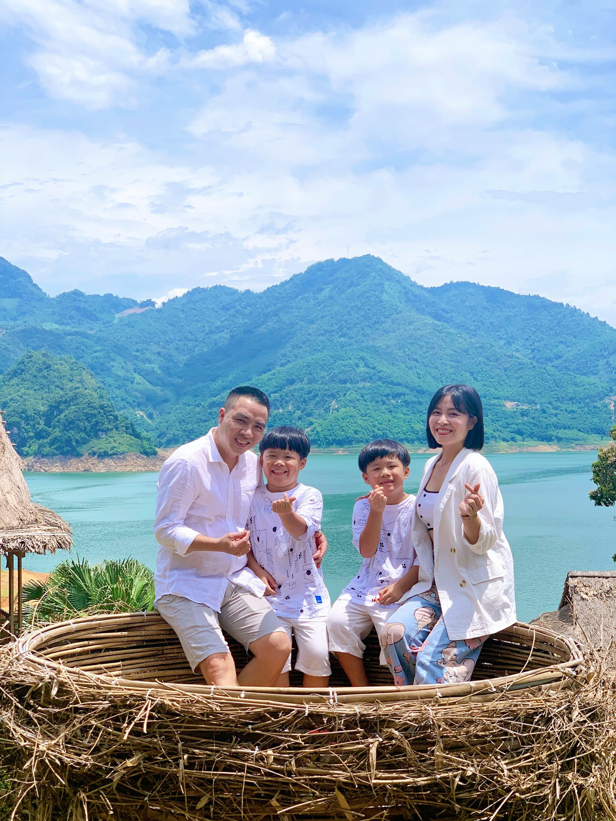 Khi ở nhà lẫn trong các chuyến đi chơi, ông xã còn chăm sóc cho con nhiều hơn cả nữ MC.