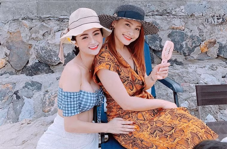 Nữ diễn viên chụp ảnh với đàn chị Bảo Thanh trên phim trường "Về nhà đi con".