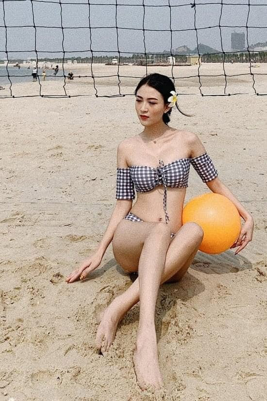 Vũ Anh Thư sở hữu chiều cao 1,68m, số đo ba vòng 84-57-88 cm.