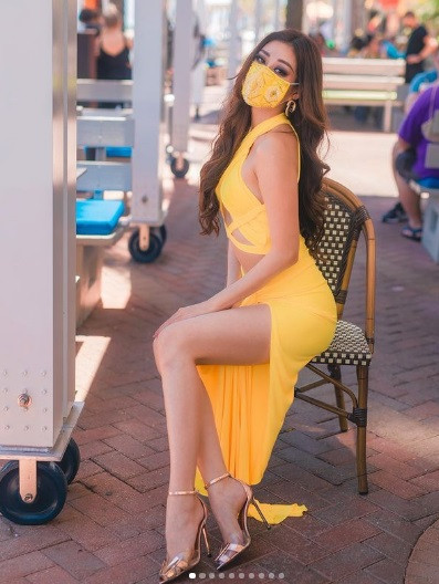 Chiếc đầm xẻ cao đùi, cut out ở phần eo giúp Khánh Vân khoe đôi chân dài miên man cùng vòng eo "con kiến" nóng bỏng.