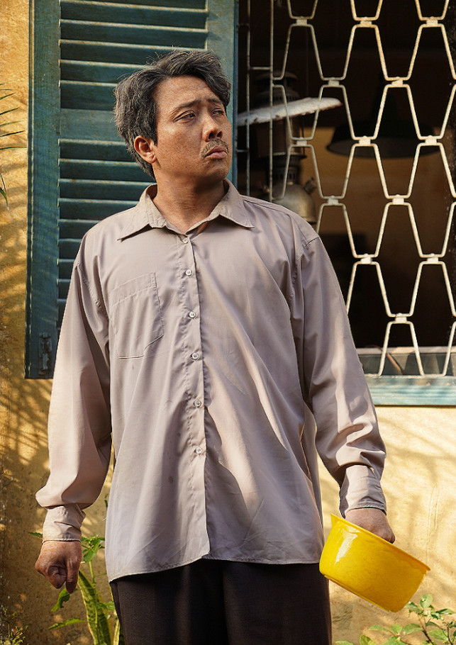 Tuy nhiên, mới đây, "Bố già" Trấn Thành lại có phát ngôn gây tranh cãi bên lề bộ phim. Theo đó, trong bài phỏng vấn cùng Ngôi Sao, nam danh hài đã có đánh giá về những khán giả đi xem phim của mình: "Tôi nghĩ không chỉ riêng bố mẹ tôi mà ai đi xem phim này về cũng sẽ thay đổi suy nghĩ về cuộc sống và gia đình. Bộ phim của tôi càng thành công thì chứng tỏ người Việt có vấn đề về tâm lý càng lớn. Người đi xem càng đông thì càng nhiều người có vấn đề về tâm lý nên mới tìm thấy sự đồng cảm...". Ảnh: TT Town.