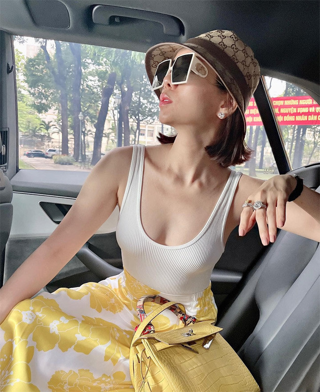 Từ ngày có tình trẻ, Lệ Quyên ngày càng chăm chút nhan sắc của mình hơn.