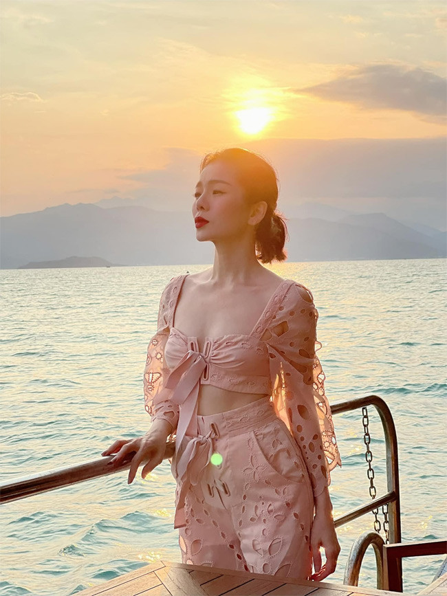 Nhờ tập luyện chăm chỉ mà dù ở tuổi 40 nhưng trông Lệ Quyên vẫn tươi trẻ như thiếu nữ đôi mươi.