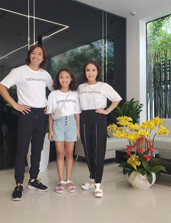 Nữ diễn viên sinh năm 1976 cùng chồng và con gái đang có những ngày sống sum vầy, hạnh phúc tại Việt Nam.
