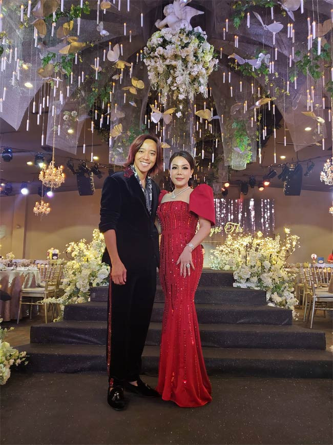 "Tôi kết hôn với anh 15 năm nhưng chỉ có 7 năm gần nhau. Vì vậy, khi anh quyết định về Việt Nam ở hẳn sau ngần ấy năm, tôi muốn sắp xếp cuộc sống cho hai cha con ổn định trước", Việt Hương chia sẻ với Zing.