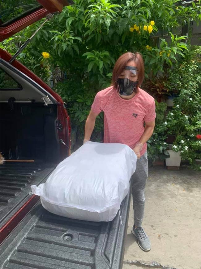 Không những vậy, Hoài Phương còn tận tình vác từng bao gạo từ thiện không nề hà nặng nhọc.