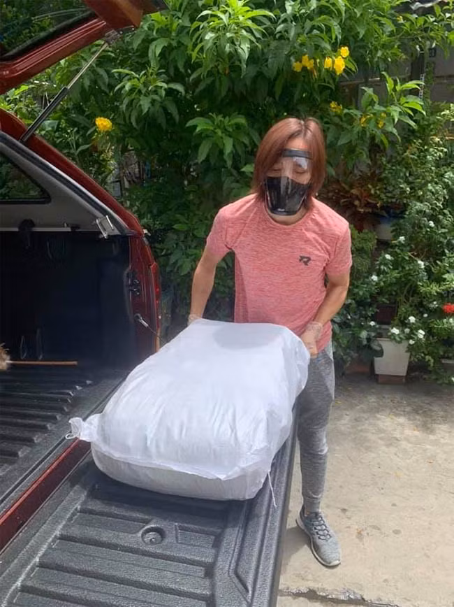 Không những vậy, Hoài Phương còn tận tình vác từng bao gạo từ thiện không nề hà nặng nhọc.