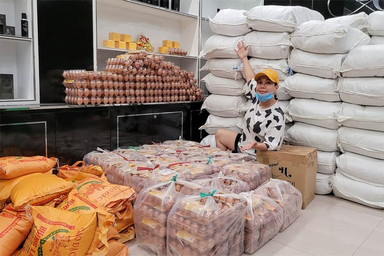 Hàng ngày, hai vợ chồng Việt Hương trao tặng hàng trăm suất quà gồm 5 kg gạo, trứng, nước mắm... cho nhiều người dân tại các khu vực bị cách ly, phong tỏa.