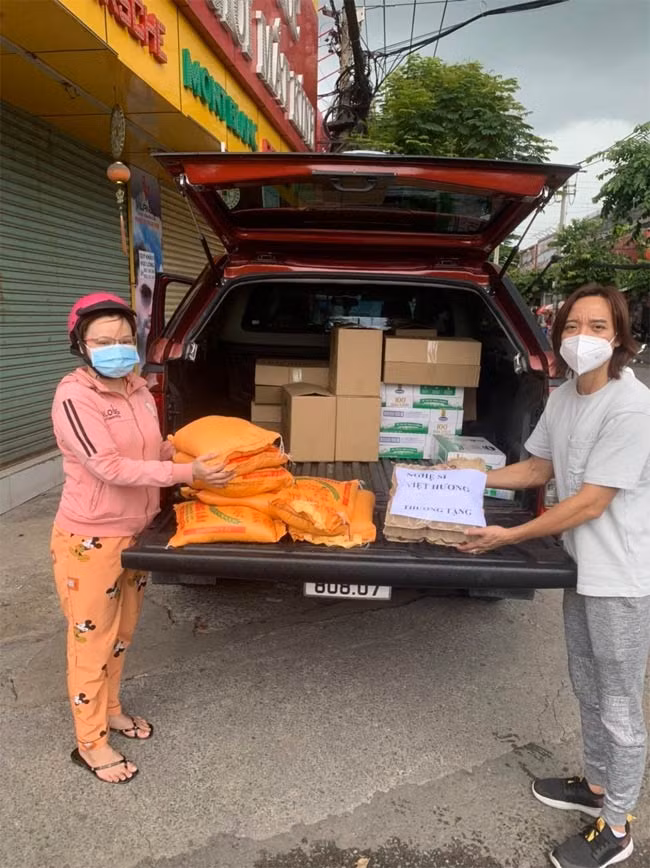 Ngoài việc phụ vợ kinh doanh, Hoài Phương - chồng Việt Hương còn cùng cô tham gia các chương trình từ thiện. Trong những ngày dịch bệnh bùng phát tại TP.HCM, vợ chồng Việt Hương tích cực với các hoạt động thiện nguyện giúp đỡ cộng đồng.