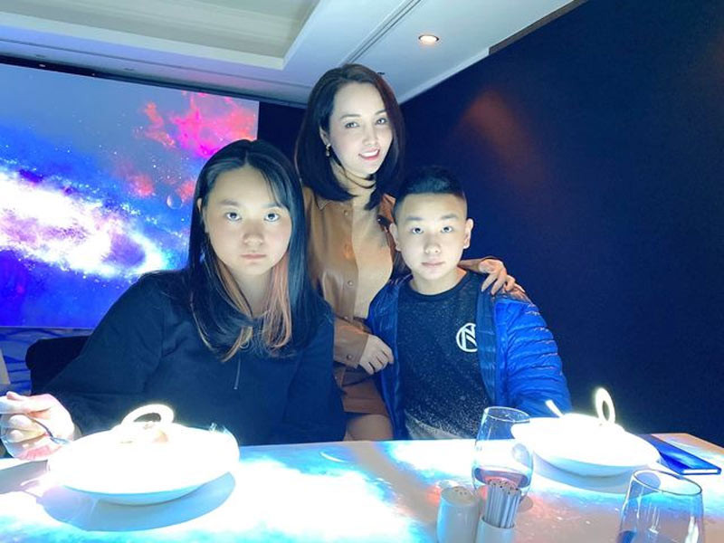 Huyền Anh thừa hưởng nét dịu dàng, nữ tính của mẹ.