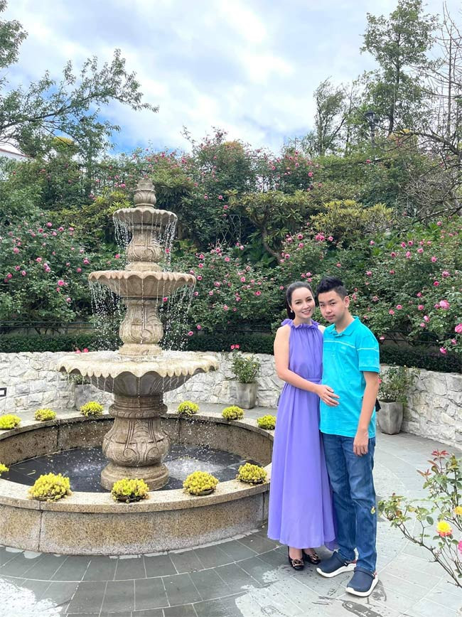 Con trai mới 14 tuổi nhưng đã cao lớn hơn mẹ.