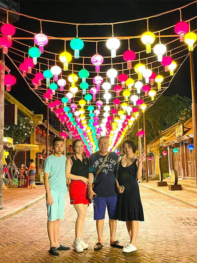 Gia đình Mai Thu Huyền trong một chuyến đi du lịch.