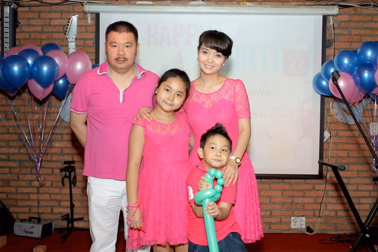 Hai con Mai Thu Huyền cách đây 8 năm.