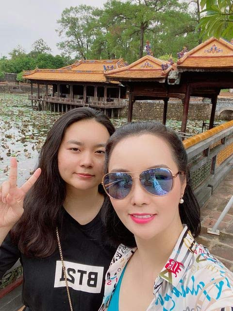 Theo chia sẻ của nữ diễn viên "Những ngọn nến trong đêm" con gái cô dù đang tuổi dở ương nhưng rất biết thương mẹ và biết nghe lời.