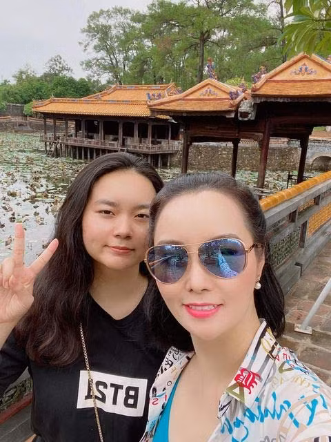 Theo chia sẻ của nữ diễn viên "Những ngọn nến trong đêm" con gái cô dù đang tuổi dở ương nhưng rất biết thương mẹ và biết nghe lời.