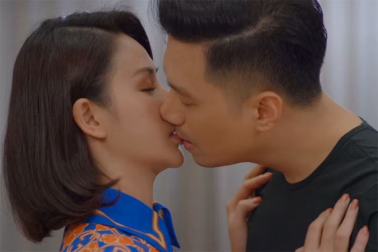 Bắt đầu từ ghét rồi đến yêu nhau, cặp đôi Hoàng – Minh (Việt Anh – Lương Thu Trang) trong "Hướng dương ngược nắng" mang lại cho khán giả nhiều tình huống hài hước và lôi cuốn từ đầu tới cuối. (Ảnh: toquoc.vn)