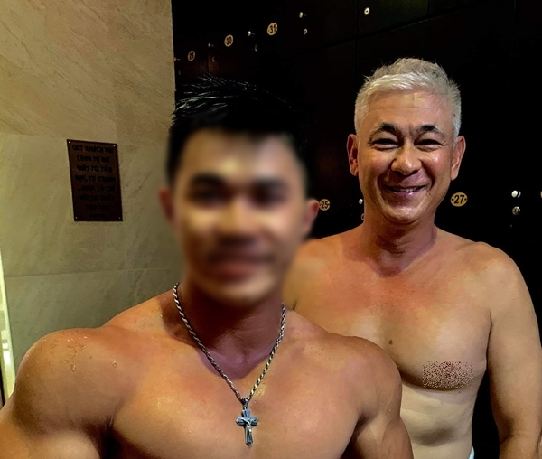 Diễn viên Tùng Yuki lần hiếm hoi để lộ cơ thể cường tráng ở tuổi U60.