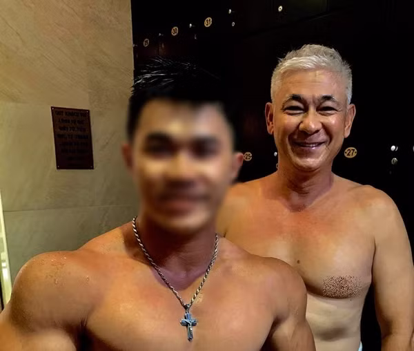 Diễn viên Tùng Yuki lần hiếm hoi để lộ cơ thể cường tráng ở tuổi U60.