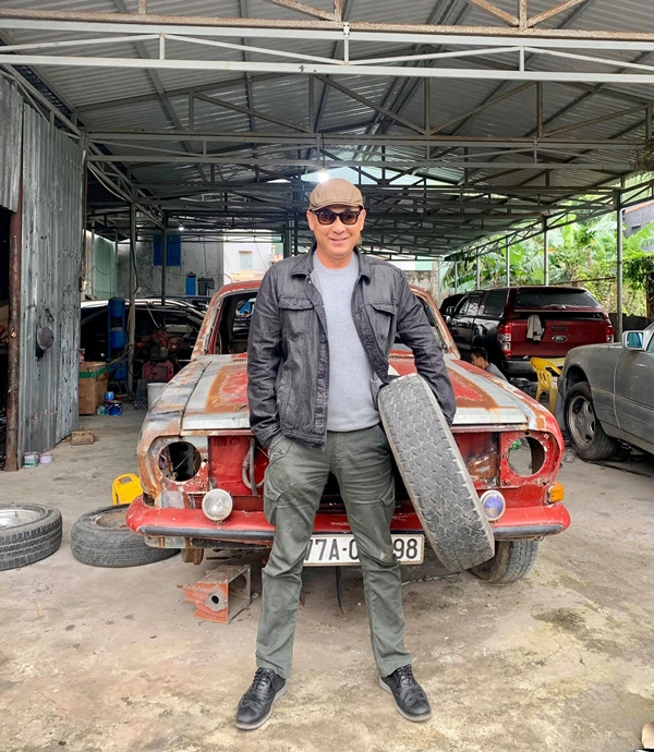 Là một diễn viên, "sếp lớn" của một công ty vệ sĩ nhưng ông lại có đời tư khá kín tiếng.