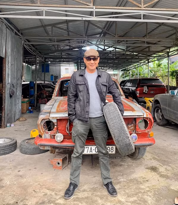 Là một diễn viên, "sếp lớn" của một công ty vệ sĩ nhưng ông lại có đời tư khá kín tiếng.