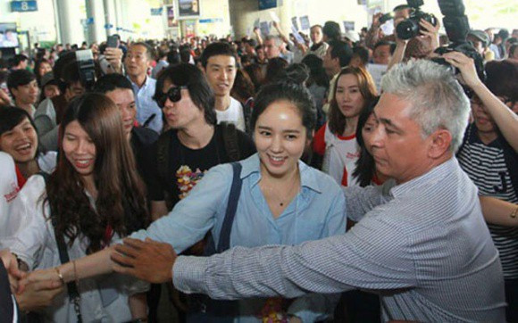 Ông quản lý hàng nghìn vệ sĩ suốt nhiều năm qua và thường ra mặt bảo vệ an ninh cho các ngôi sao trong giới giải trí.