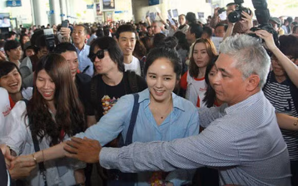 Ông quản lý hàng nghìn vệ sĩ suốt nhiều năm qua và thường ra mặt bảo vệ an ninh cho các ngôi sao trong giới giải trí.