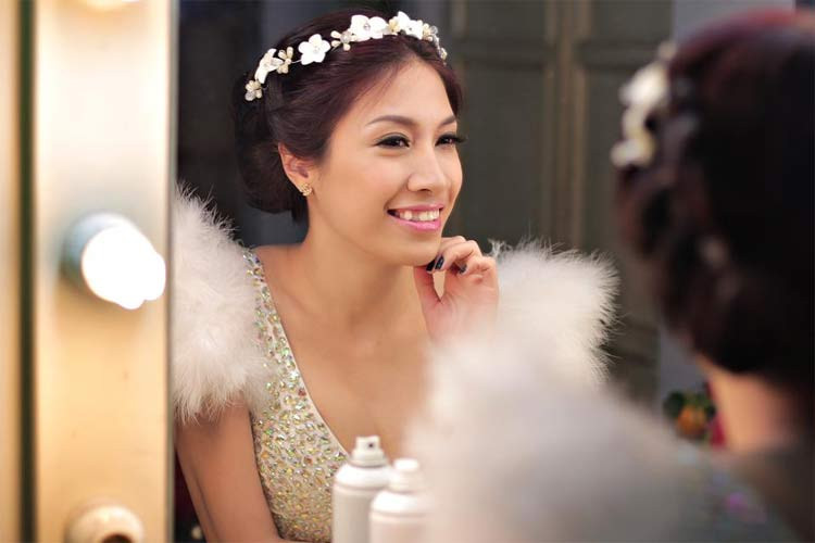 Sau hai scandal tình ái với hai cầu thủ nổi tiếng, Pha Lê lại tiếp tục gây chú ý khi bật mí cô đang hẹn hò với nhà quay phim đã một đời vợ. (Ảnh: FBNV)