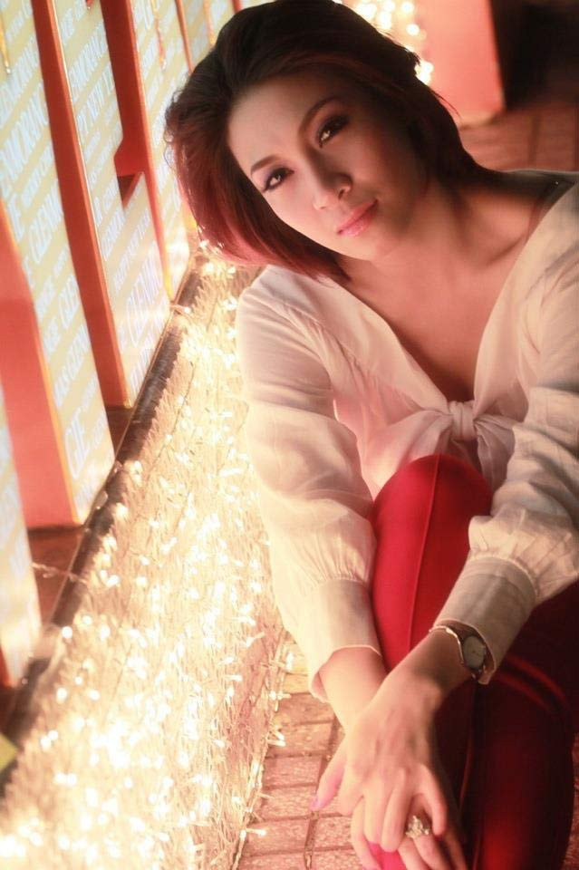 "Nếu ai còn nhớ kì AFF Cup năm ấy, cũng là trận lụt lịch sử của Hà Nội đến nỗi trận cuối cùng của AFF bị huỷ do khắp nơi chỉ toàn là nước!... Và người đó đã từ khách sạn Tây Hồ đi taxi đến đầu phố, sau đó phải lội nước vào tận nhà và... cõng con bé ấy ra ngoài! Họ lên Vincom ăn tối và xem phim, đó cũng là lần đầu tiên một nhà báo bắt gặp chúng tôi đi cùng nhau!", Pha Lê viết trên trang cá nhân. (Ảnh: FBNV)