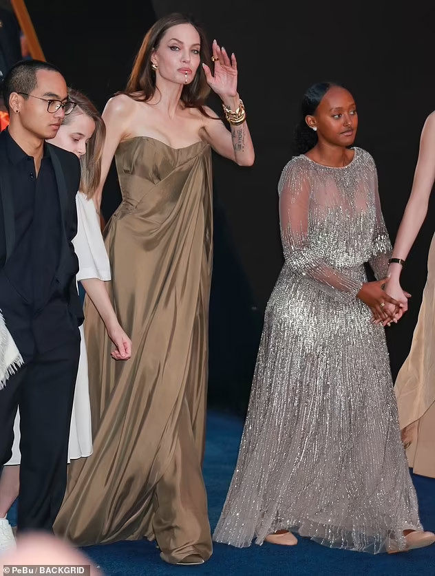 Trước đó vài hôm, Angelina cùng con gái Shiloh trở thành tâm điểm chú ý trong sự kiện ra mắt phim "Eternals". Chiếc váy màu nâu quây ngực để lộ vòng 1 lấp ló của nữ diễn viên hạng A. (Ảnh: Backgrid)