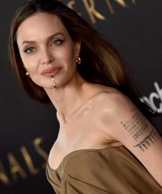 Ở tuổi 46, Angelina Jolie vẫn rất gợi cảm với thân hình nóng bỏng. (Ảnh: Instagram)