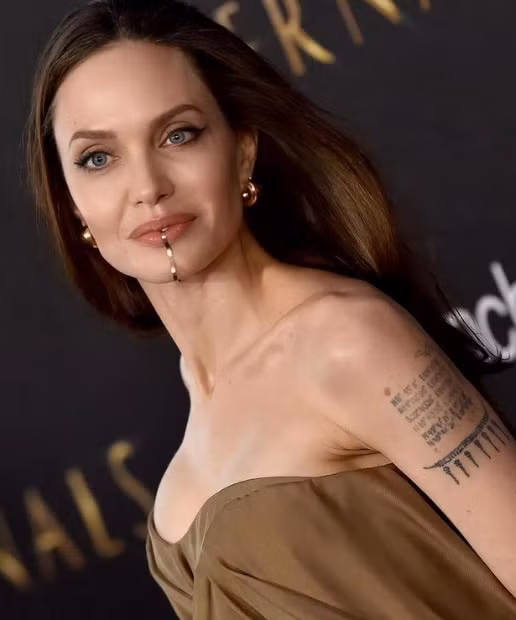 Ở tuổi 46, Angelina Jolie vẫn rất gợi cảm với thân hình nóng bỏng. (Ảnh: Instagram)