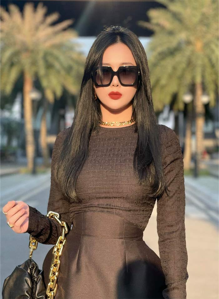 Chiếc váy đen ôm sát giúp Phương Oanh khoe vòng eo thon.