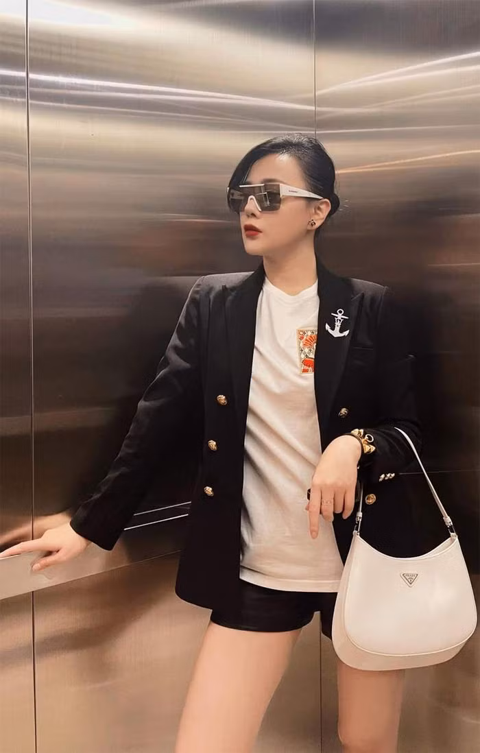 Để thêm ngầu, người đẹp quê Hà Nam đeo thêm cặp kính hàng hiệu.